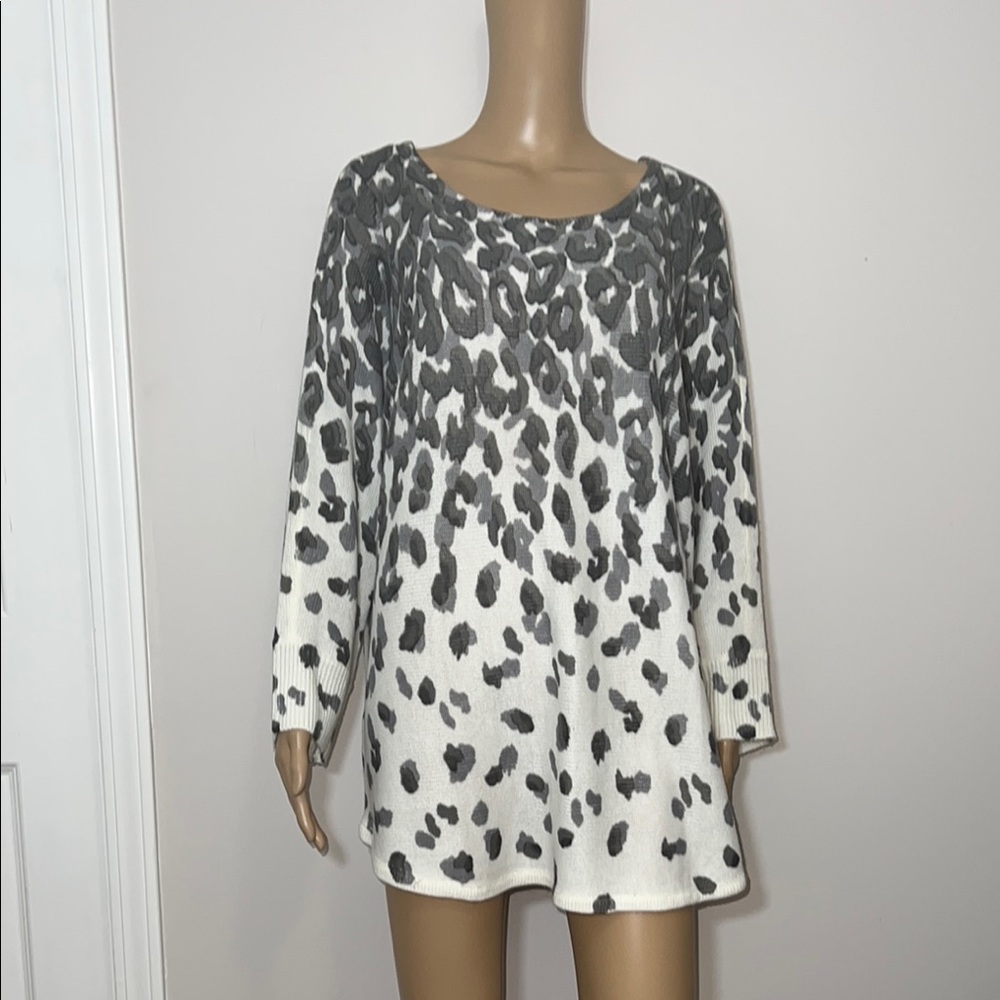 NWT a.n.a A New Approach Grey White Leopard Print 3/4 Sleeve Sweater